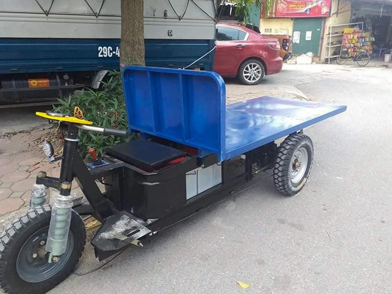 Xe ba bánh điện chở gạch