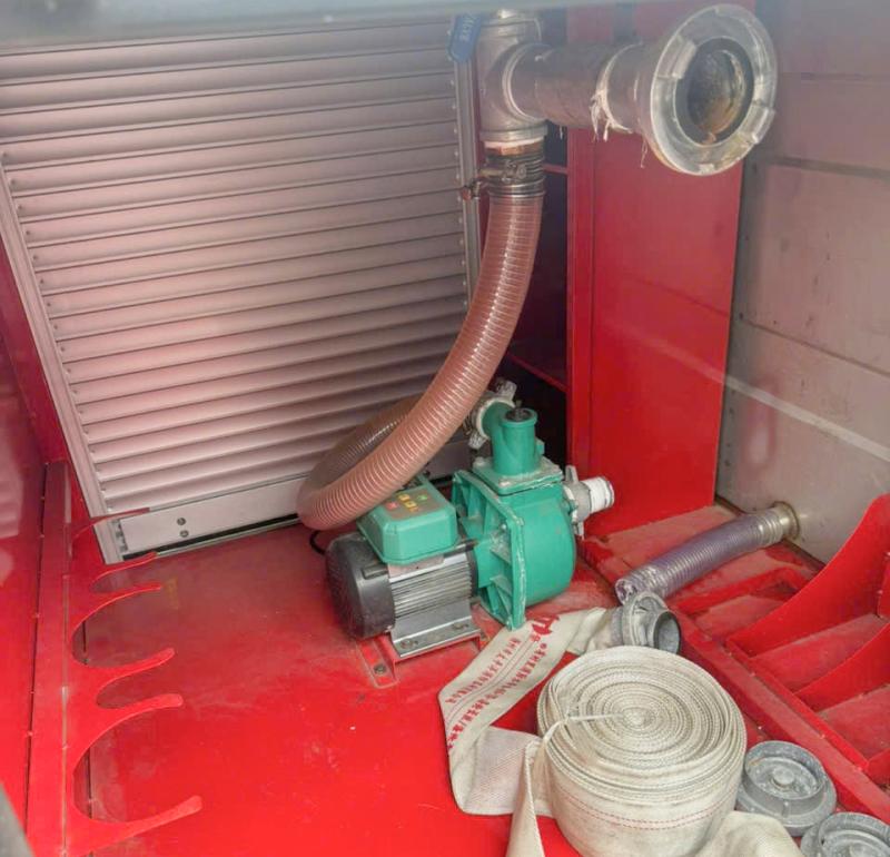 Xe 3 bánh cứu hỏa được trang bị đầy đủ các thiết bị như máy bơm mini, ống nước,...