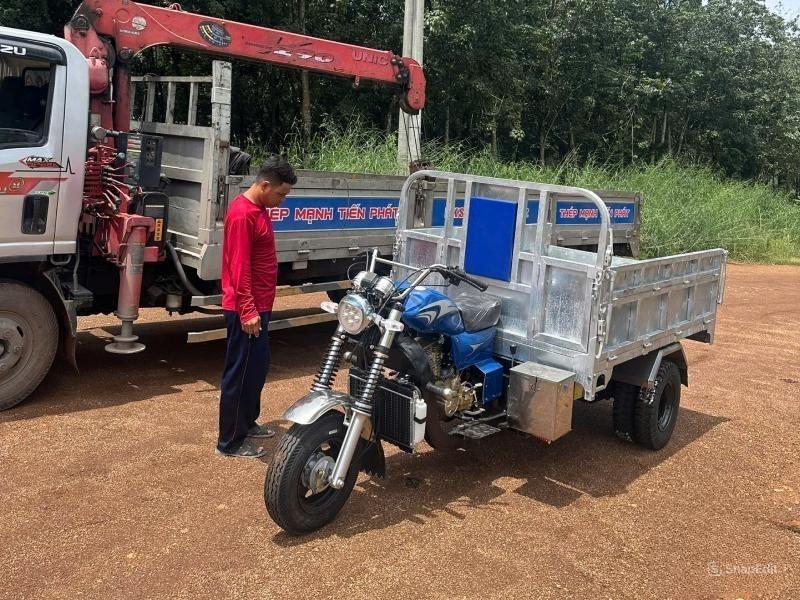 Công suất xe ba bánh máy xăng lên đến 250cc, leo dốc tốt, có thể vận chuyển hàng xa