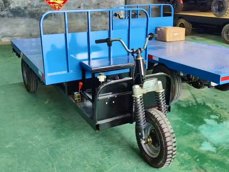 Xe ba bánh điện chở hàng có thiết kế thùng không thành, thường dùng trong các lò gạch