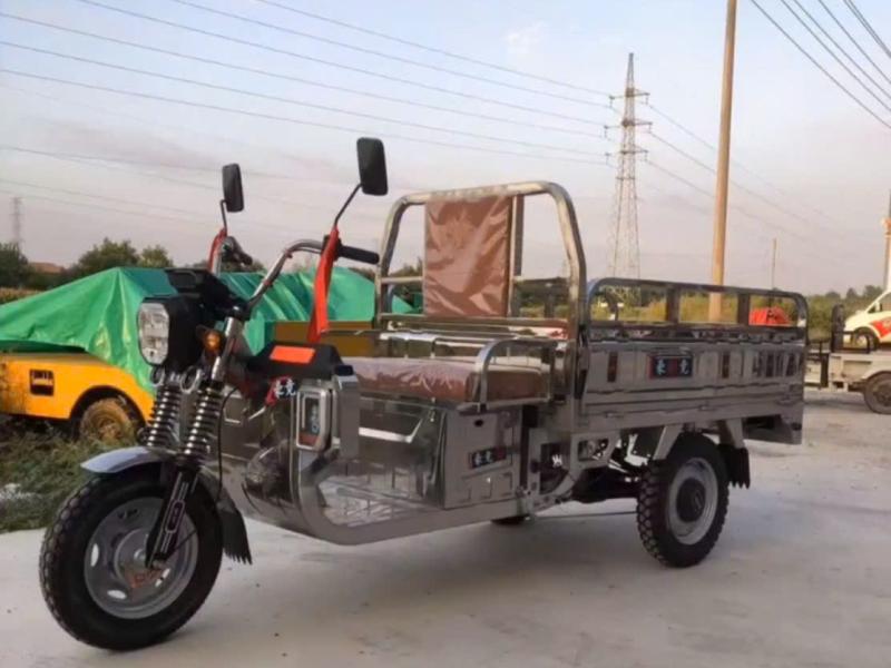 Xe ba bánh điện nhỏ gọn, chở hàng tốt quảng đường ngắn, dễ quay đầu nên được dùng phổ biến tại Trà Vinh